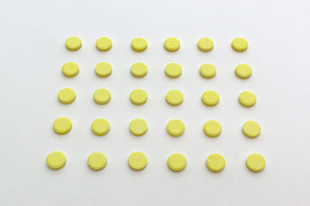 tablets yellow color with no stripes for division, arranged in slender lines