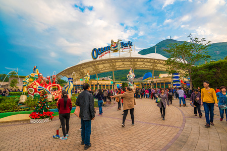 OCEAN PARK, HONGKONG - DECEMBER 9: Tourist Group on December 9, 2014, Ocean Park, Hongkong.  Tourists group on the entertainment park. Ocean Park also a center for giant panda breeding.のeditorial素材