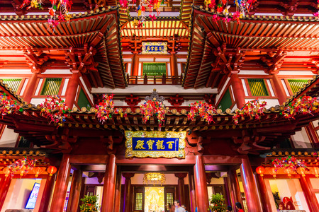 The Buddha Tooth Relic Temple at night in Singapore's Chinatownのeditorial素材