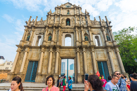 MACAU, CHINA - OCT 22: Visitors visit the Ruins of St. Paul's. Built from 1602 to 1640, one of Macau's best known landmarks. In 2005のeditorial素材