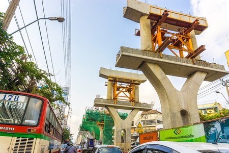 BANGKOK, THAILAND - FEBUARY 22, 2017: Car in Bangkok are in a traffic jam cause of  BTS train Green Line building in Bangkok on 22 febuary 2017. The Bangkok Mass Transit System, commonly known as the BTS or the Skytrainのeditorial素材
