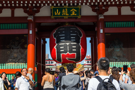 TOKYO, JAPAN-October 20: Crowded people heading to the Buddhist Temple Sensoji on October 20, 2016 in Tokyo, Japan. The Sensoji temple in Asakusa area is the oldest temple in Tokyo.のeditorial素材