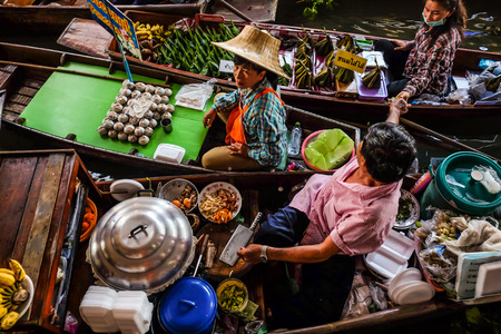 BANGKOK â MARCH 18: People shopping food from wooden boats at Amphawa floating market on March 18, 2018 in Bangkok. Traditional popular method of buying and selling Souvenir in Amphawa canals of Thailand.のeditorial素材
