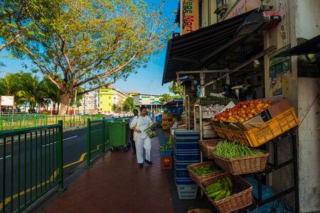 SINGAPORE-MARCH 7,2015: Indian Business District Walk street It's Indian people who live in Singapore.Old buildings here are colonial style. People call it that. Little Indiaのeditorial素材