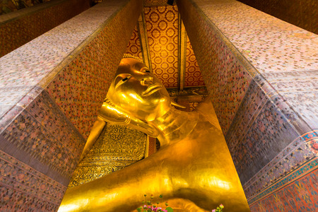 Reclining golden buddha statue at Wat Pho, Bangkok Thailandのeditorial素材