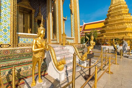 Emerald buddhist temple with golden pagoda in Bangkok, Thailandの写真素材