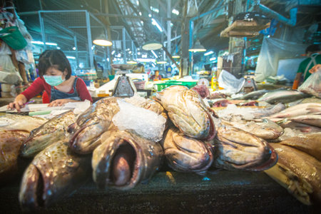 Samut Sakhon, Thailand-November 7, 2020: People buying fresh seafood at Mahachai Market while wearing a face mask to protect from covid-19 pandemic in Samutsakhon, Thailand.のeditorial素材
