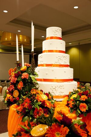 wedding cake and bouquets on table の写真素材