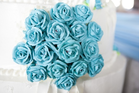 wedding cake and bouquets on table の写真素材