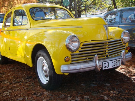 Yellow vintage carのeditorial素材