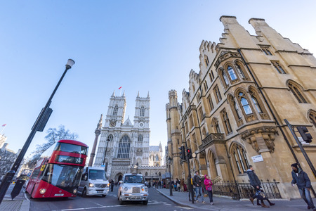 A double decker bus and a London taxi were parking in front of the Westminster Abbeyのeditorial素材