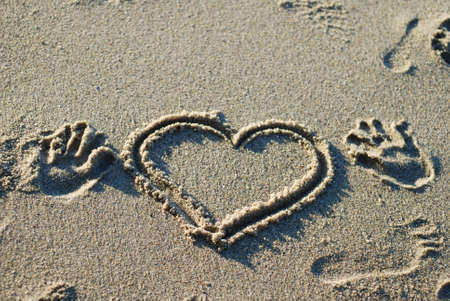 heart figure drawn on the beach depicting loveの写真素材