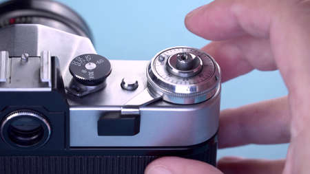 The photographer prepares press the button Shutter release it on a vintage 35mm film analog camera. Close-upの写真素材