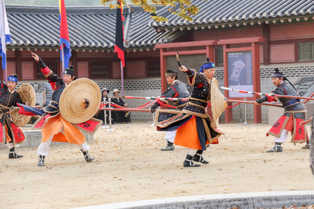 SUWON, SOUTH KOREA - October 30, 2014 : Korean soldier with traditional Joseon dynasty during show martail arts at Hwaseong haenggung square. Photo taken on October 30, 2014 in Suwon, South Koreaのeditorial素材