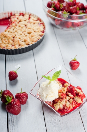 Photo of Strawberry crumble with ice cream and muesli
の写真素材