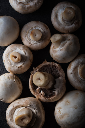 Raw champignons bacgroundの写真素材