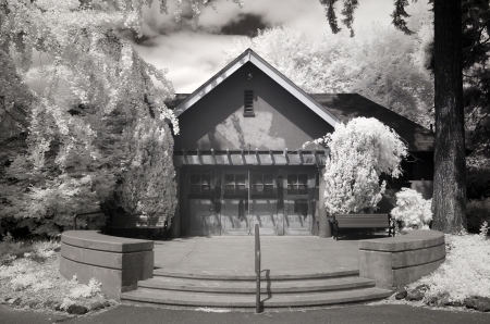 Infrared photo of a buliding at Laurelhurst Park in Portland, Oregon.のeditorial素材