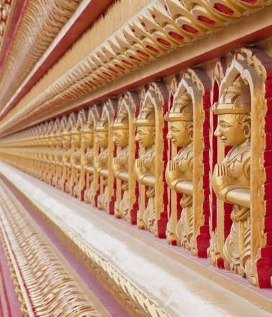 Thai statues on the temple wall の写真素材