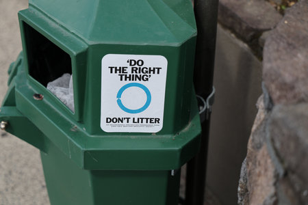 Right Thing Don't Litter Green Binの写真素材