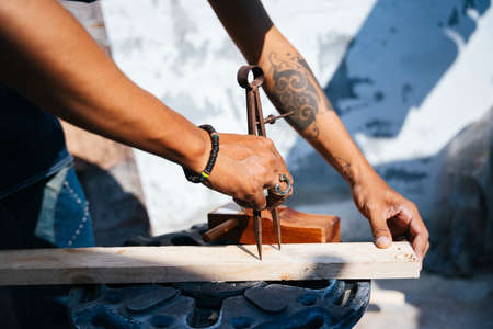 Craftmans measure the plank and use the shaving to make it thin, dividers on the plank.の写真素材