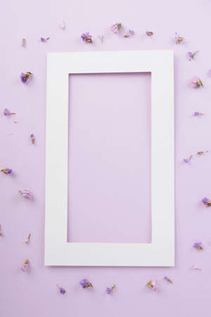 Paper copy space mock up over pastel purple background with lavender flower. Top view.の写真素材