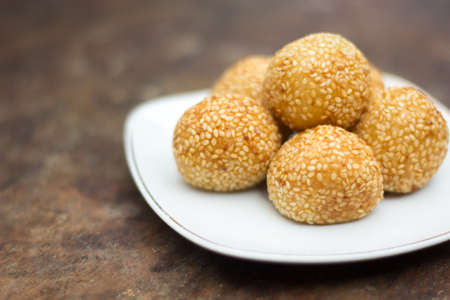 Indian sweets made from glutinous rice stuffed with sesame seeds.
