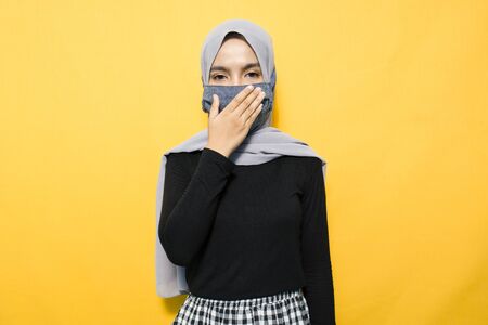 Asian woman wearing mask covering mouthの写真素材