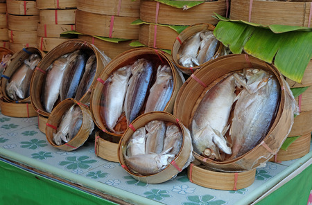 packaging tuna fish in market for sellの写真素材