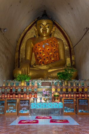Buddha statutes in Old Bagan, Mandalay, Burmaのeditorial素材