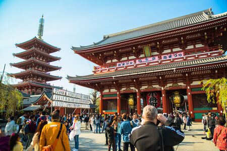 TOKYO, JAPAN - APRIL 7  Imposing Buddhist structure features a massive paper lantern painted in vivid red-and-black tones to suggest thunderclouds and lightning on April 7, 2014 in Tokyo, Japanのeditorial素材
