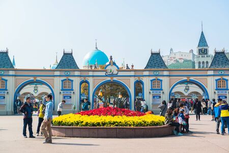 EVERLAND, YONGIN, KOREA - OCTOBER 25 : The unidentified tourists are travelling and enjoy shopping on October 25, 2014 at Everland, Yongin, Koreaのeditorial素材