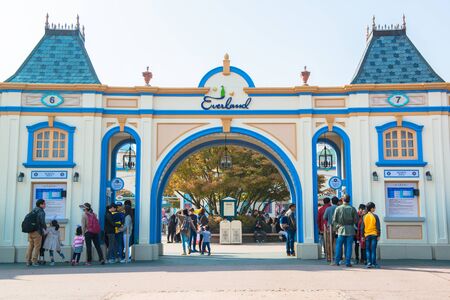 EVERLAND, YONGIN, KOREA - OCTOBER 25 : The unidentified tourists are travelling and enjoy shopping on October 25, 2014 at Everland, Yongin, Koreaのeditorial素材