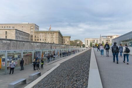 BERLIN, GERMANY - SEPTEMBER 26, 2018: Overview of tourists visiting the temporary and permanent exhibitions of the Topography of Terror history museum, with old-fashioned buildings in the backgroundのeditorial素材
