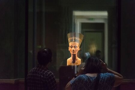 BERLIN, GERMANY - SEPTEMBER 26, 2018: Dark picture of the Nerfertiti Bust, a statue of the Royal Wife of the Egyptian Pharaoh, in exhibition at the Berlins Museum Island, Neues Museumのeditorial素材