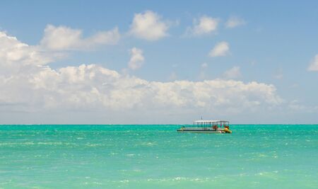Linda imagem de barco navegando em um paraÃ­so tropical
Beautiful image of boat sailing in a tropical paradiseの写真素材