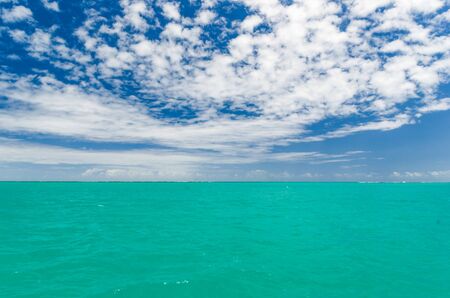 Linda imagem de barco navegando em um paraÃ­so tropical
Beautiful image of boat sailing in a tropical paradiseの写真素材