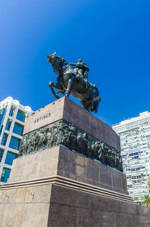 MONTEVIDEO, URUGUAY - Dezember 25, 2016: Monument to JosÃ© Artigas, Plaza Independencia, famous town square.のeditorial素材