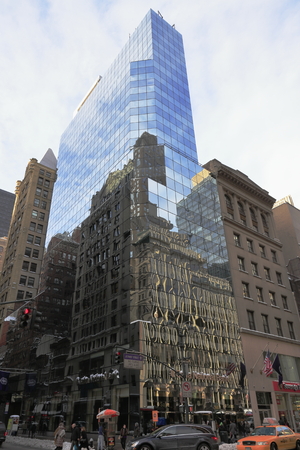 Old and New Architecture in mirror - Manhattan - New York - USAのeditorial素材