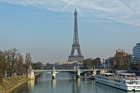 Eiffel tower and Bir Hakeim bridge - Paris, Franceのeditorial素材