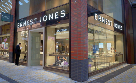 Bracknell, England - January 31, 2018: A man looking at the window display of the Ernest Jones jewellery store in Bracknell, England. The company now has over 180 stores across the UKのeditorial素材