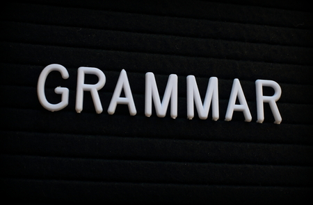 The word Grammar in white plastic letters on a felt notice boardの写真素材