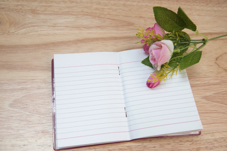 Note the flower pen on wood background textureの写真素材