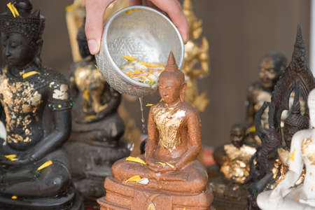 sprinkle water onto a buddha image in songkran Festival, Season backgroundの写真素材