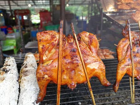 pollo calda di torrefazione sulla griglia del barbecue affumicato,の写真素材