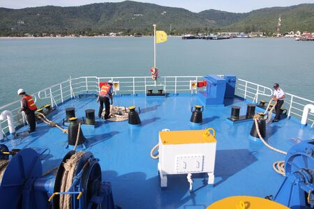 SAMUI ISLAND MAY-28: Boats to the island and employee is prepared to dock on the island on may 28, 2015 at Samui Island , Suratthani Thailand.のeditorial素材