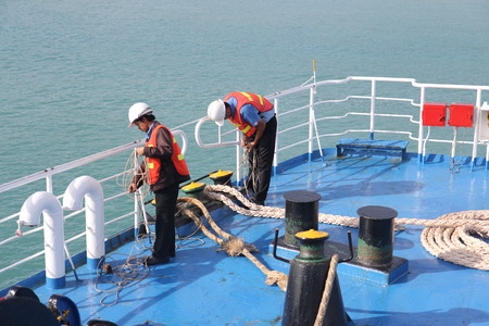 SAMUI ISLAND MAY-28: Boats to the island and employee is prepared to dock on the island on may 28, 2015 at Samui Island , Suratthani Thailand.のeditorial素材