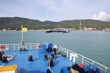 SAMUI ISLAND MAY-28: Boats to the island and employee is prepared to dock on the island on may 28, 2015 at Samui Island , Suratthani Thailand.のeditorial素材