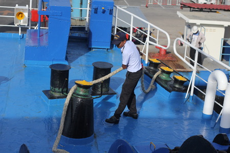 SAMUI ISLAND MAY-28: Boats to the island and employee is prepared to dock on the island on may 28, 2015 at Samui Island , Suratthani Thailand.のeditorial素材