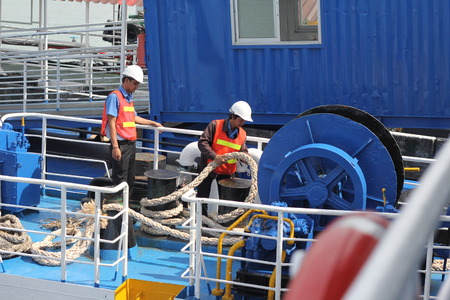 SAMUI ISLAND MAY-28: Boats to the island and employee is prepared to dock on the island on may 28, 2015 at Samui Island , Suratthani Thailand.のeditorial素材