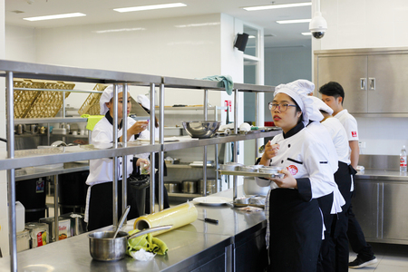 CHIANG-RAI THAILAND-MAR 18: Cooking Competition School of Business Management students (Junior iron chef) on mar 18, 2017 at Mae Fah Luang University , Chiang-rai Thailand.のeditorial素材